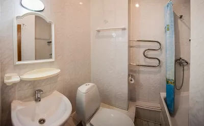 Ванная комната номера 2-местный стандарт в санатории Бештау города Железноводск - фотография
