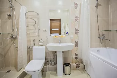 Ванная комната номера сюит повышенной комфортности в санатории Бештау города Железноводск - фотография